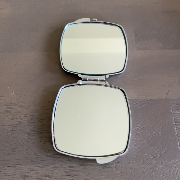 Compact mirror - Picture 2 of 3